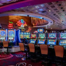 Sảnh game tổng hợp tại hu88 bao gồm slot, live casino và sportsbook cho người Việt